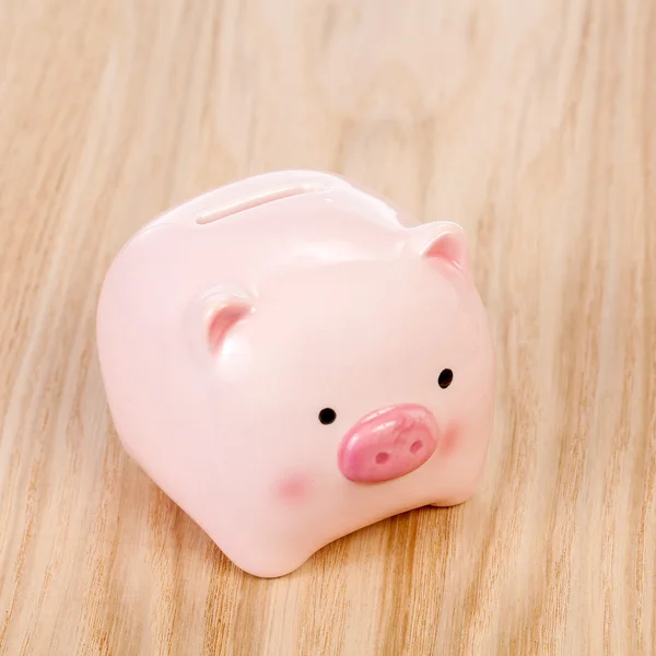 Roze piggy bank op tafel — Stockfoto
