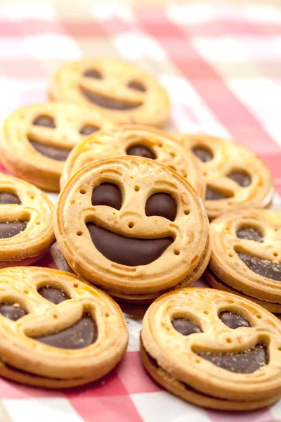 Sorriso de biscoito em uma mesa — Fotografia de Stock