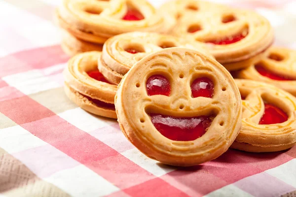 桌上的饼干微笑 — 图库照片