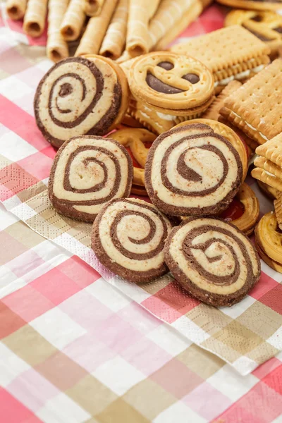 Hög med cookies och tubuli — Stockfoto