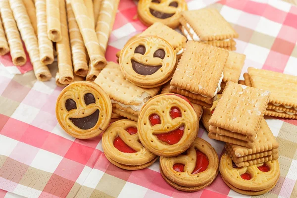 Pilha de biscoitos e túbulos — Fotografia de Stock