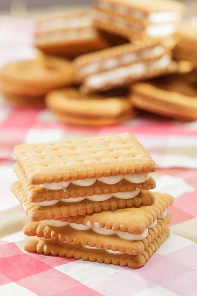 Sandwich-Kekse auf rosa Tischdecke — Stockfoto