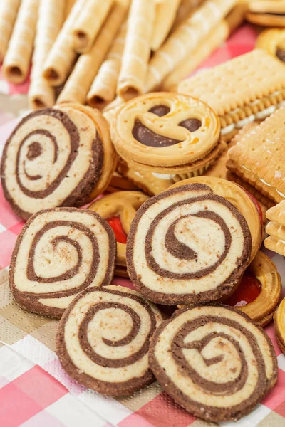 Hög med cookies och tubuli — Stockfoto