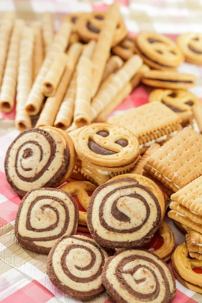 Hög med cookies och tubuli — Stockfoto