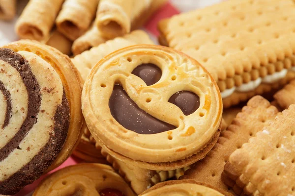 Rundes lächelndes Gebäck auf einem Haufen Kekse — Stockfoto