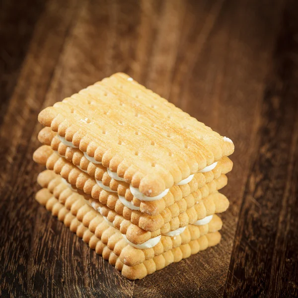 Galletas sándwich en una mesa de madera marrón —  Fotos de Stock