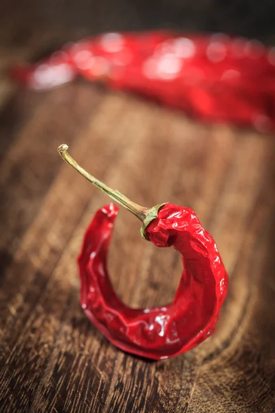 Bent red hot chilli papričkou na stůl — Stock fotografie