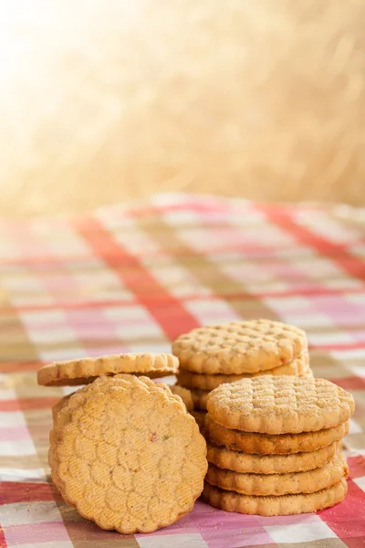 Runde Plätzchen auf einem Tisch — Stockfoto