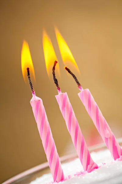 Tre candele di compleanno in fiamme — Foto Stock
