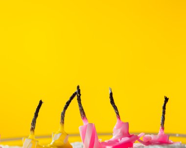 Altı mumları söndür 