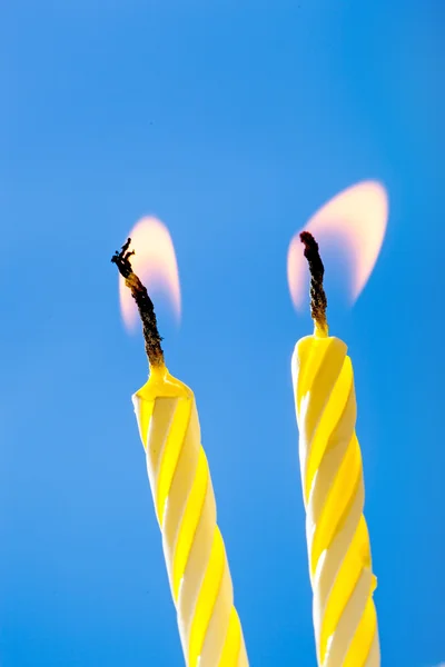 Dos velas de cumpleaños ardientes —  Fotos de Stock