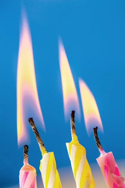 Queimando velas de aniversário — Fotografia de Stock