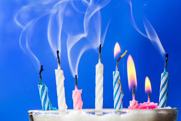 Queimando velas de aniversário — Fotografia de Stock