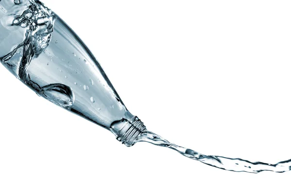 Glasflasche gießt Wasser isoliert auf weiß — Stockfoto