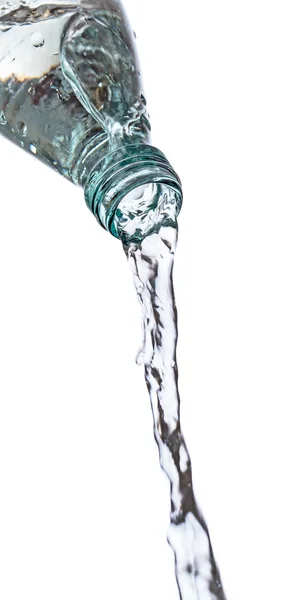 Garrafa de vidro derramando água isolada em branco — Fotografia de Stock