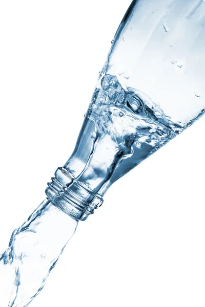 Szklana butelka wylewanie wody na białym tle — Zdjęcie stockowe