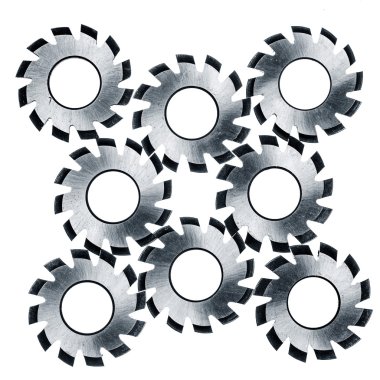 Beyaz üzerinde dairesel kesici bıçaklar