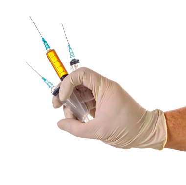 Üç şırınga el ile beyaz arka plan üzerinde tutun.