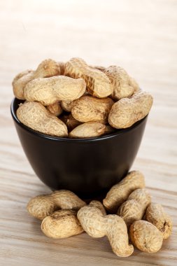 Tablo ve siyah kase fıstık