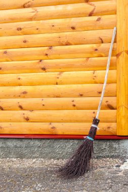 Duvar tarafından kötü süpürge