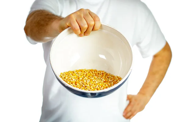 Mann hält eine Schüssel Mais in der Hand — Stockfoto