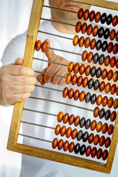 Abacus en manos de un hombre —  Fotos de Stock