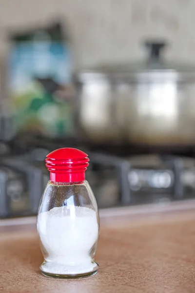 Zout shaker op tafel — Stockfoto