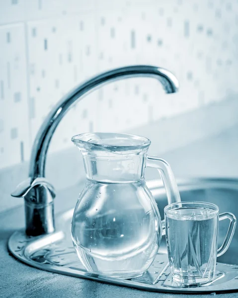 Cruche en verre et tasse avec de l'eau — Photo