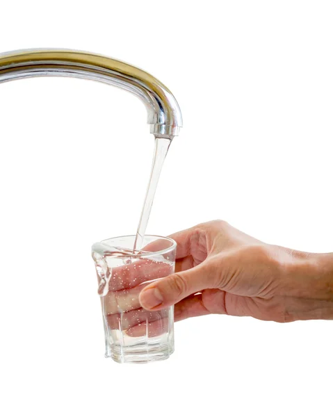 Handfeilglas mit Wasser aus Wasserhahn isoliert — Stockfoto