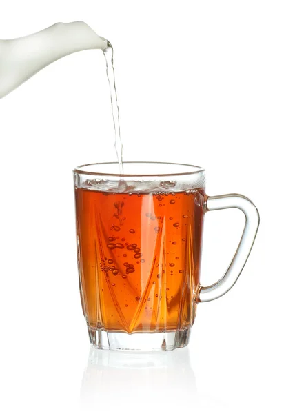 透明のティーカップに紅茶を注ぐ — ストック写真