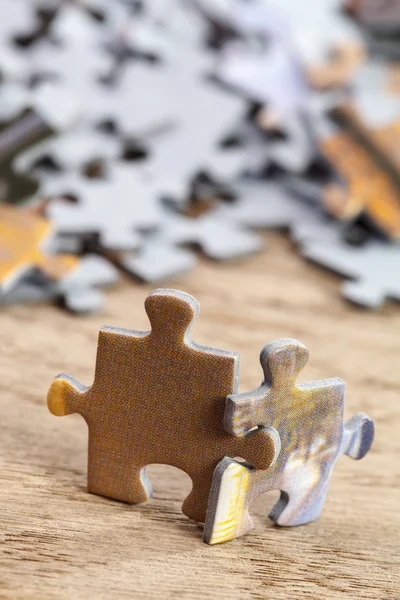 Twee stukken van de puzzel op tafel — Stockfoto