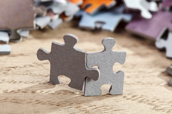 Zwei Puzzleteile auf dem Tisch — Stockfoto