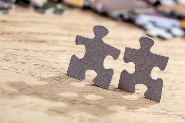 Zwei Puzzleteile auf dem Tisch — Stockfoto