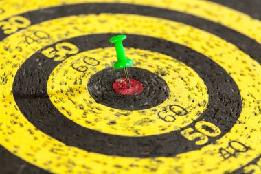 Yeşil Pin bir eski sarı hedefini şaşırıp kalmış