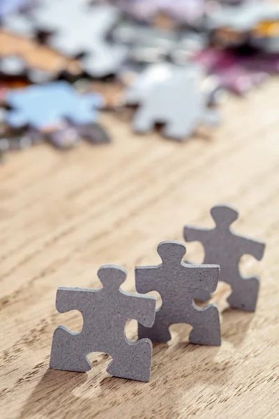 Drei Puzzleteile auf dem Tisch — Stockfoto