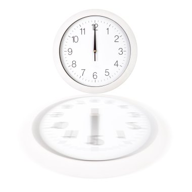 Saat oniki yönünde gösterilen beyaz saat yüzünü
