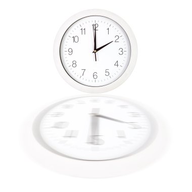 Saat iki yönünde gösterilen beyaz saat yüzünü