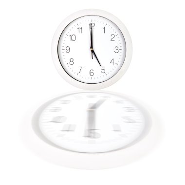 Saat 5'te gösterilen beyaz saat yüzünü