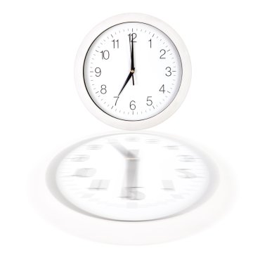 Saat 7'de gösterilen beyaz saat yüzünü