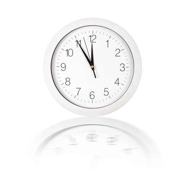Cara do relógio mostrando cinco minutos a doze — Fotografia de Stock