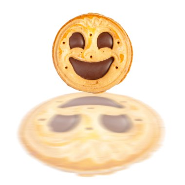 Gülümseyen yüzü üzerinde beyaz çikolata ile yuvarlak kurabiye