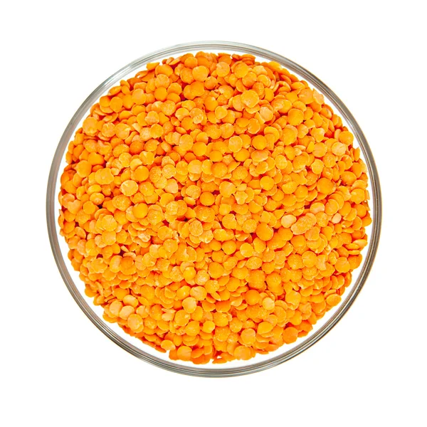 Sementes de lentilha vermelha em tigela de vidro isolado no branco de cima — Fotografia de Stock