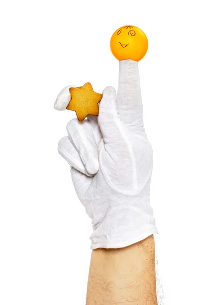 Палец куклы держит пряничную звезду — стоковое фото