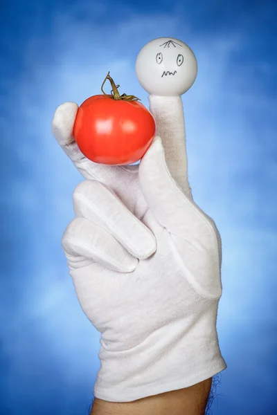 Títere de dedo sosteniendo tomate —  Fotos de Stock