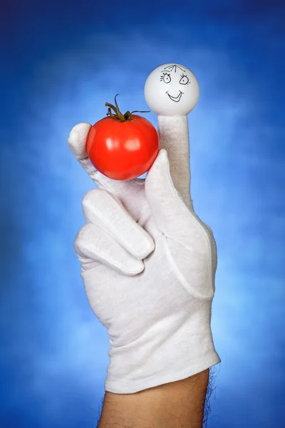 抱着番茄果实的快乐手指木偶 — 图库照片
