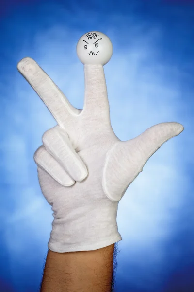 Títere de dedo enojado sobre fondo azul — Foto de Stock