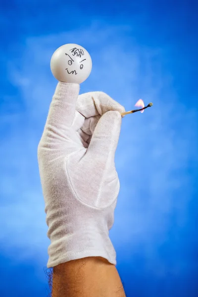 Brinnande matchstick håll av arga finger marionett — Stockfoto