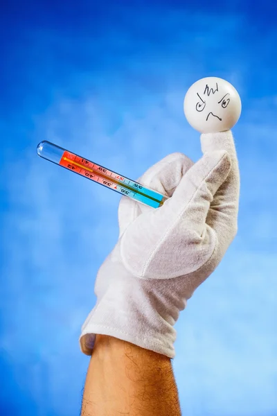 Marioneta de dedo con termómetro médico — Foto de Stock