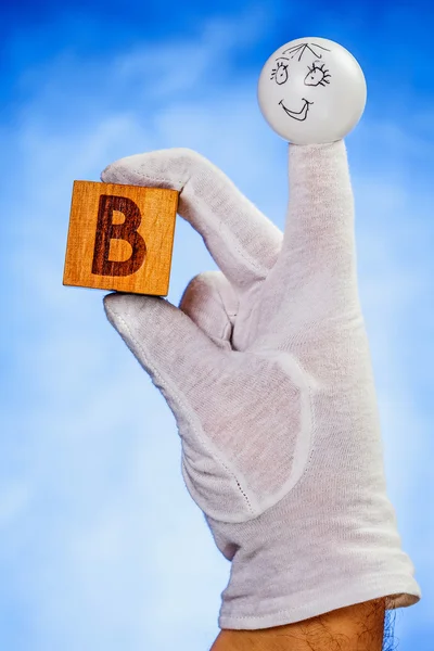 Títere de dedo con cubo de madera con letra mayúscula B — Foto de Stock