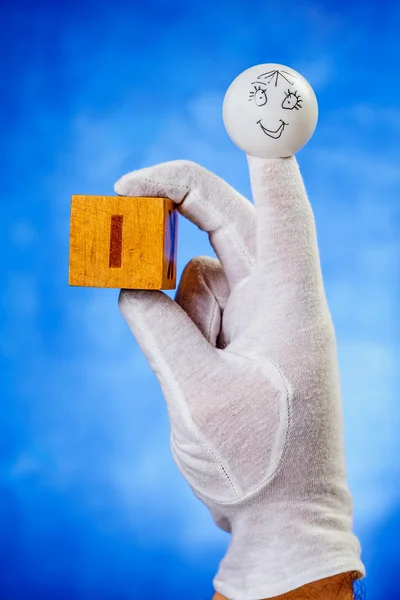 Fantoche dedo segurando cubo de madeira com letra maiúscula I — Fotografia de Stock